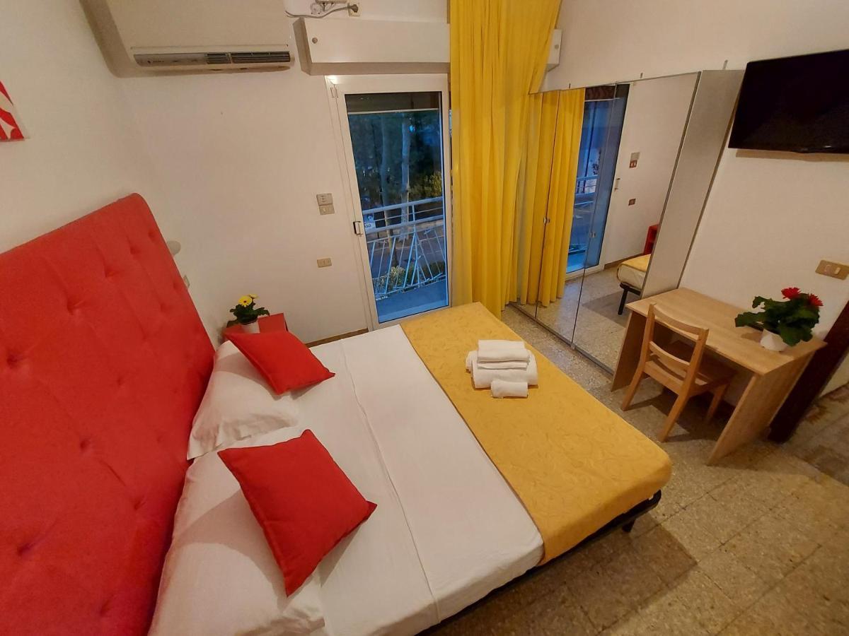 Hotel Senza Pensieri Riccione Luaran gambar