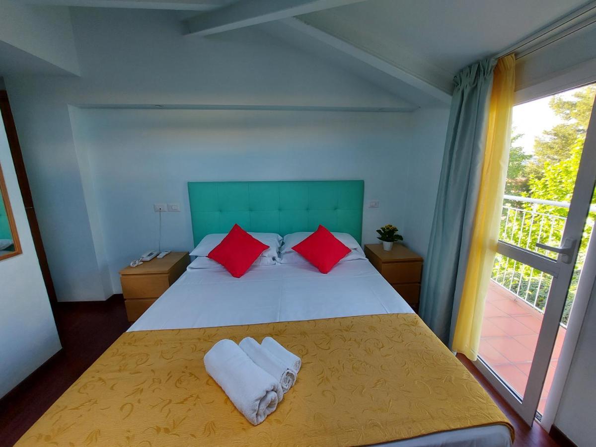 Hotel Senza Pensieri Riccione Luaran gambar